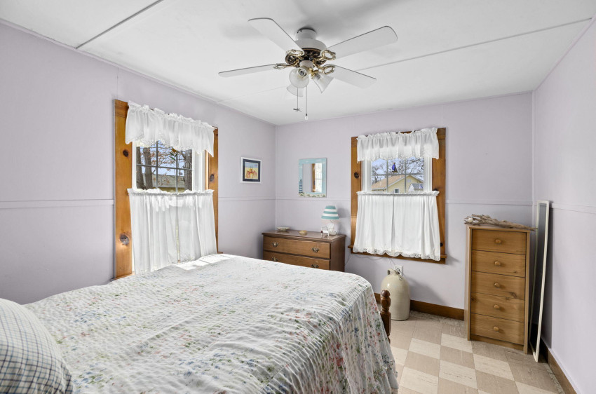 18 Reynolds Avenue, Wareham, Massachusetts 02571, 3 Bedrooms Bedrooms, 5 Rooms Rooms,1 BathroomBathrooms,Residential,For Sale,18 Reynolds Avenue,22401232